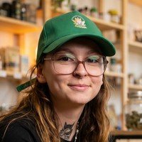 Portrait de Candice, gérante de boutique CBD à Gif-sur-Yvette