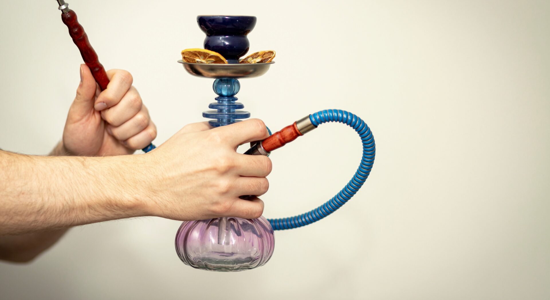 Homme qui utilise une chicha complète